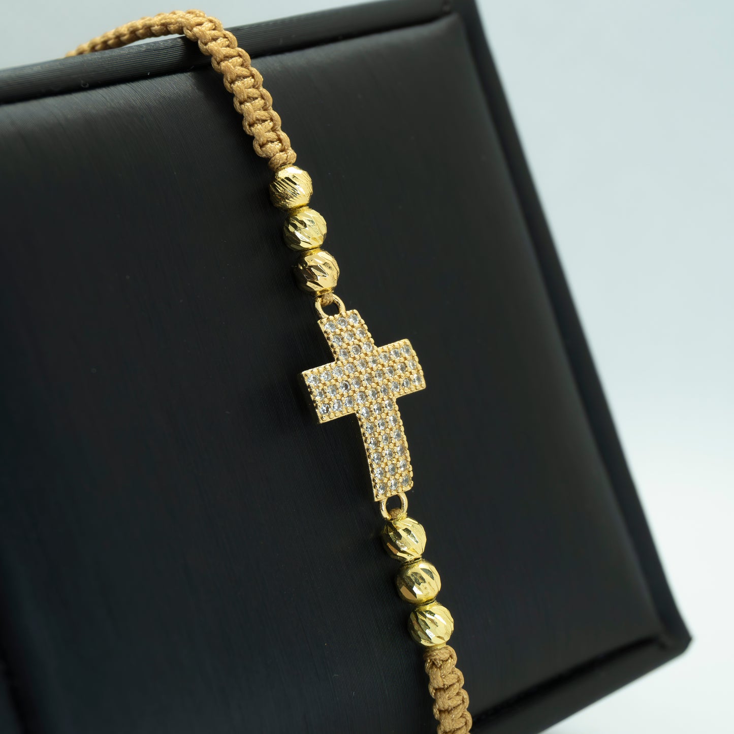 PULSERA TEJIDA CON DIJE CRUZ CIRCONES