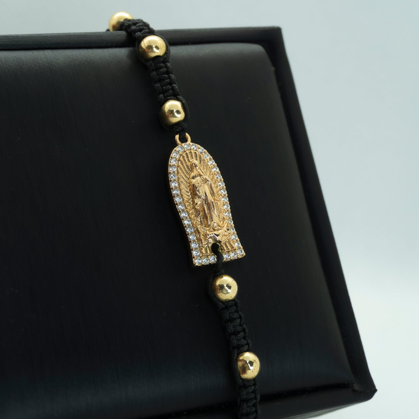 PULSERA TEJIDA CON DIJE VIRGEN GUADALUPE