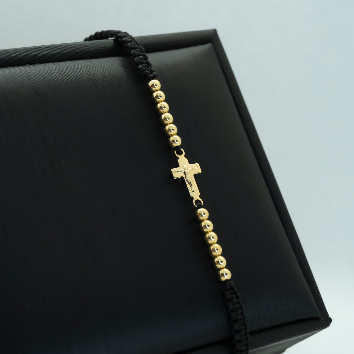 PULSERA TEJIDA EN BALIN CON DIJE DE CRISTO