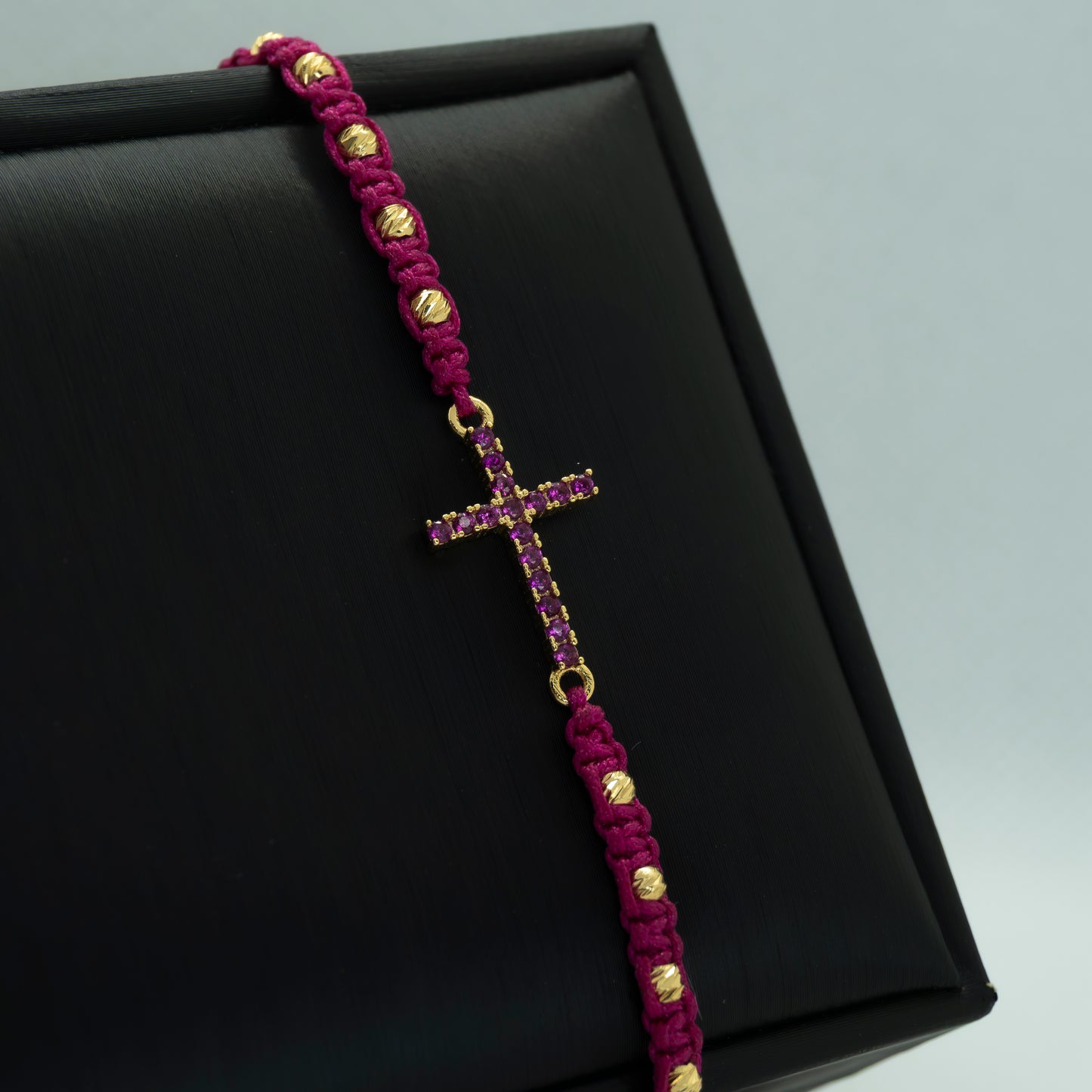 PULSERA TEJIDA CON DIJE CRUZ CIRCONES