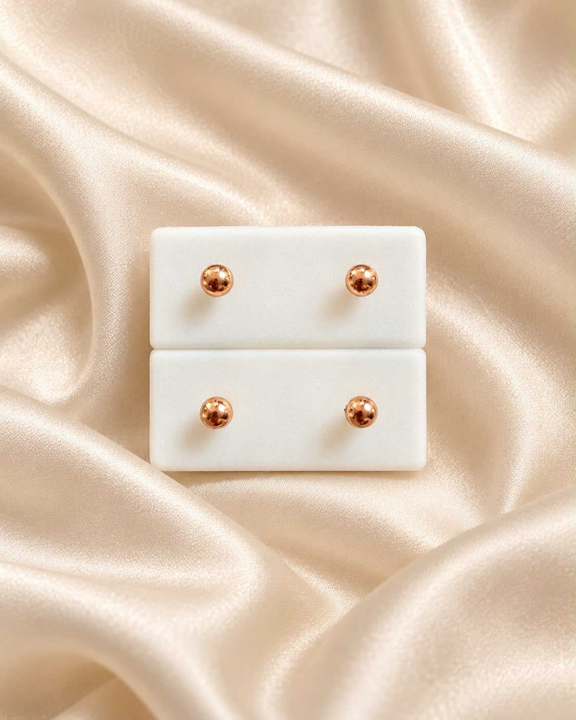 Topos bola en tono rosa en oro laminado 18K