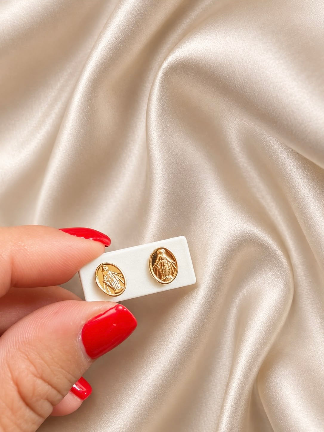Topos Virgen Milagrosa Ovalada con Rosca de Seguridad – Oro Laminado 18K