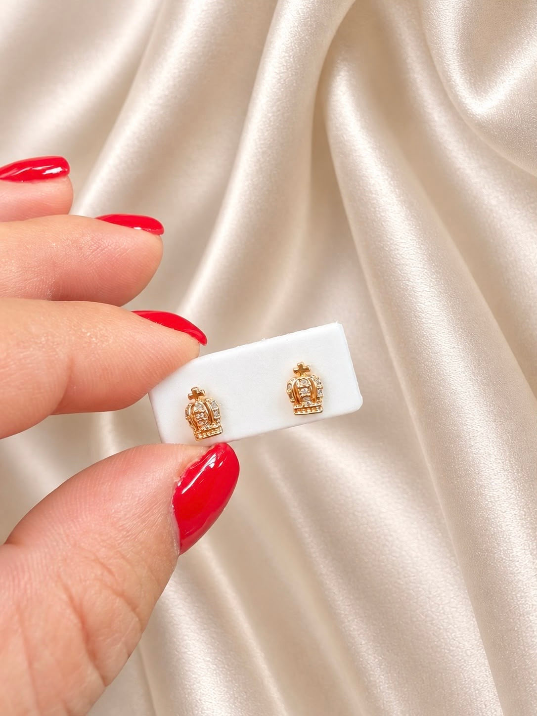 Topos Corona con Cruz y Cristales con Rosca de Seguridad – Oro Laminado 18K