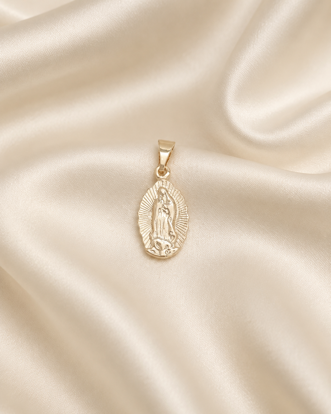 Dije Virgen Guadalupe tallada