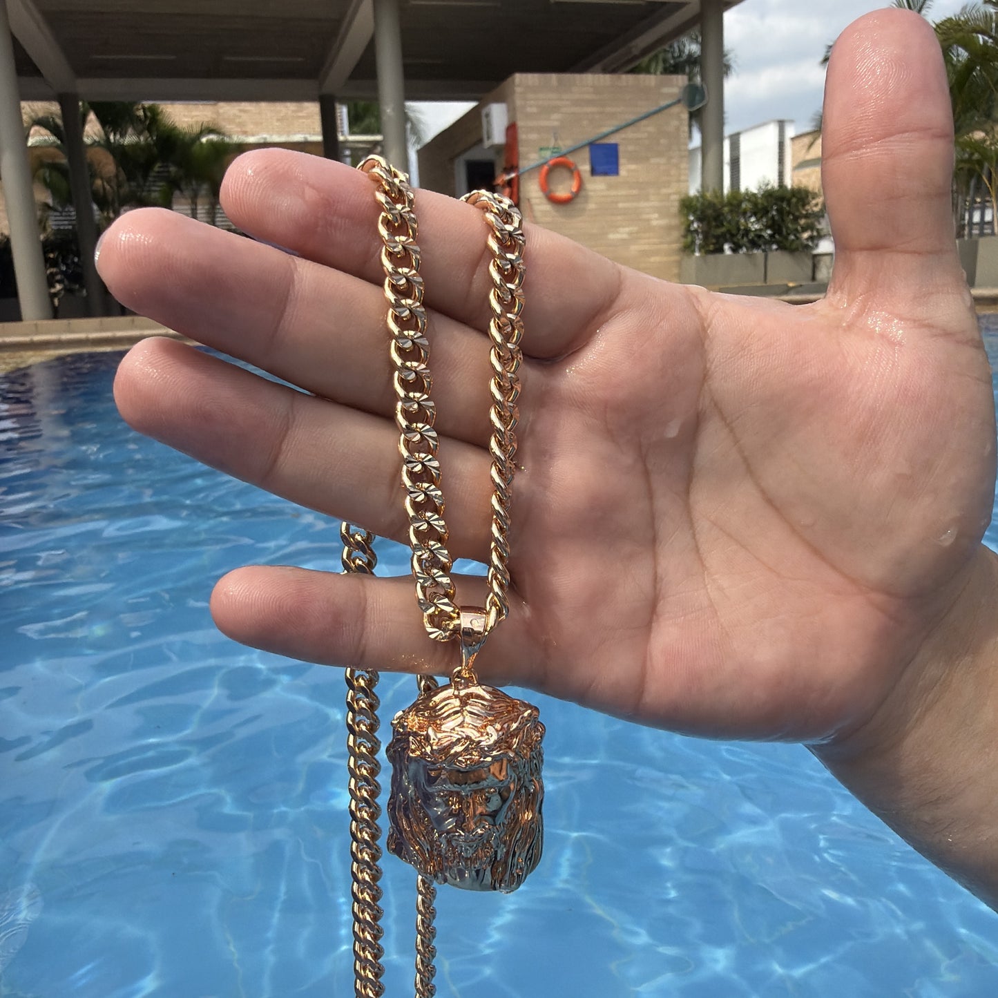 Cubana Gruesa con Dije Cristo