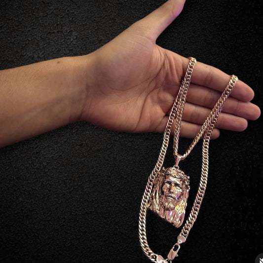 Cubana Gruesa con Dije Cristo