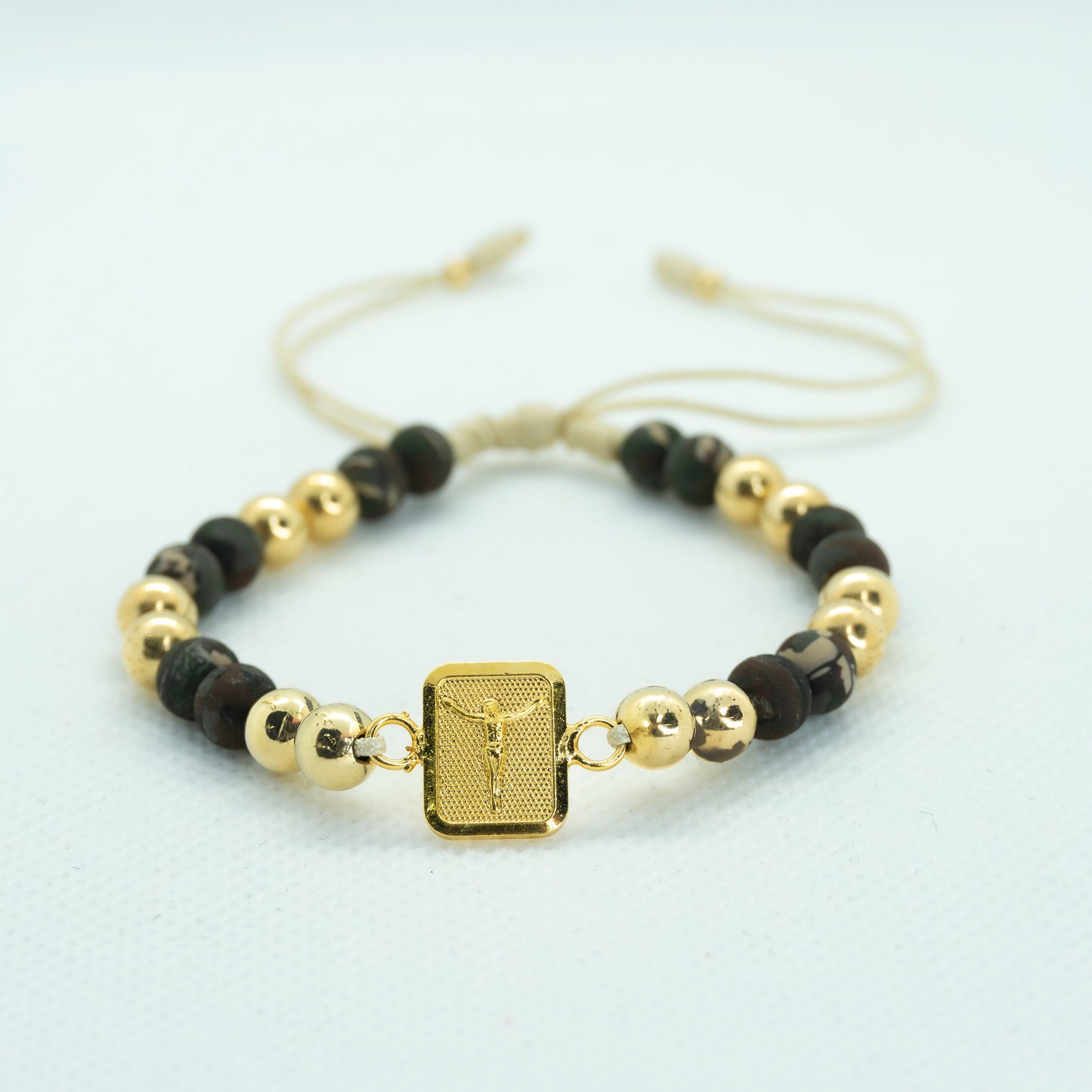 PULSERA TEJIDA CON PLACA CRISTO