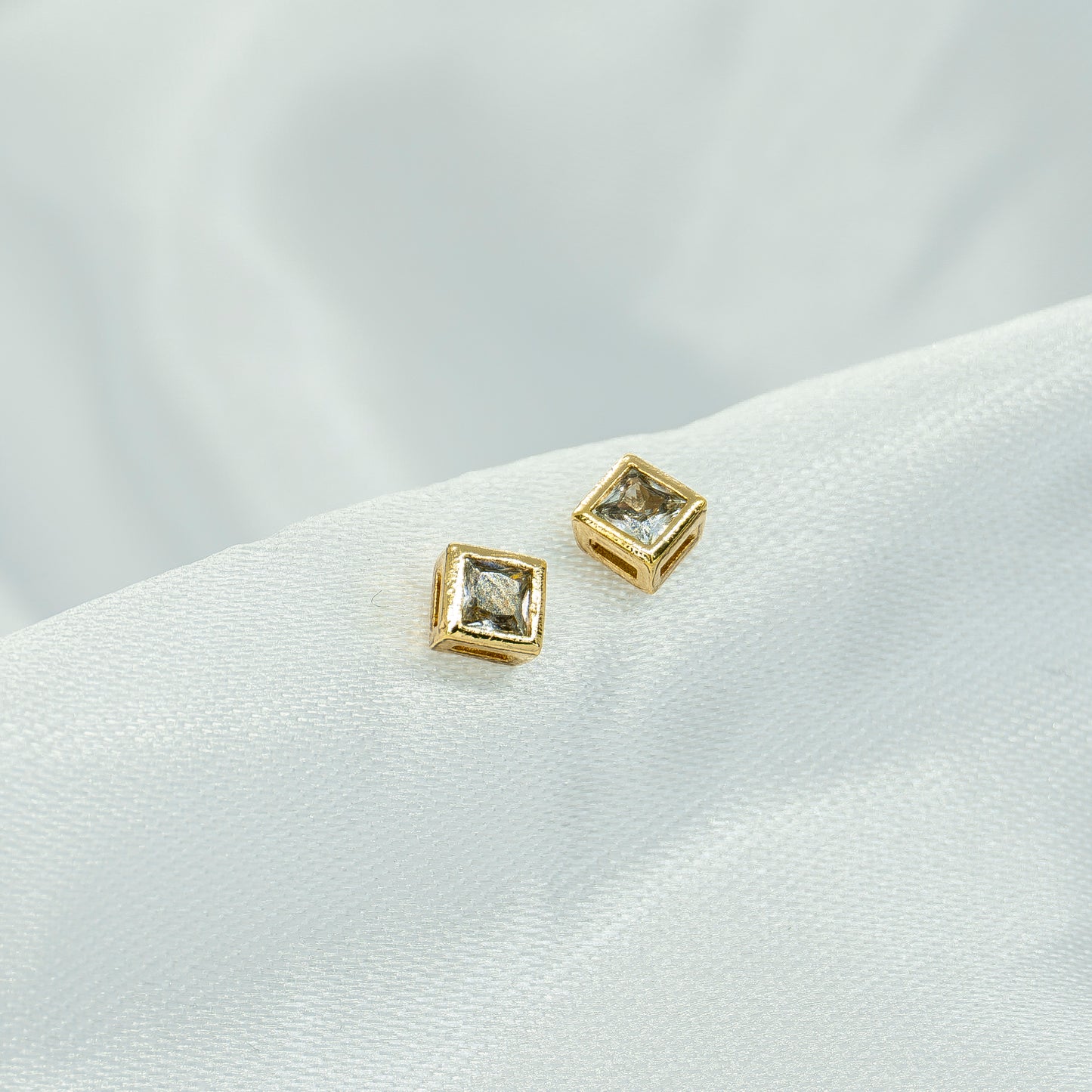 TOPO CUADRADO CON ZIRCON BLANCO