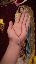 Cargar imagen en el visor de la galería, ¡Super Promoción! Cadena Militar Oro Rosada Laminado 18k con Dije Virgen De guadalupe Cristales Blanco
