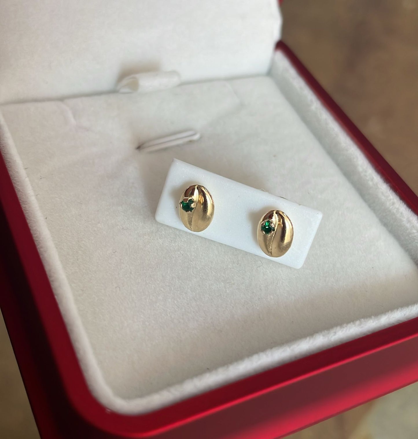 TOPO LISO GRANO DE CAFE CON ZIRCON VERDE ROSCA DE SEG.