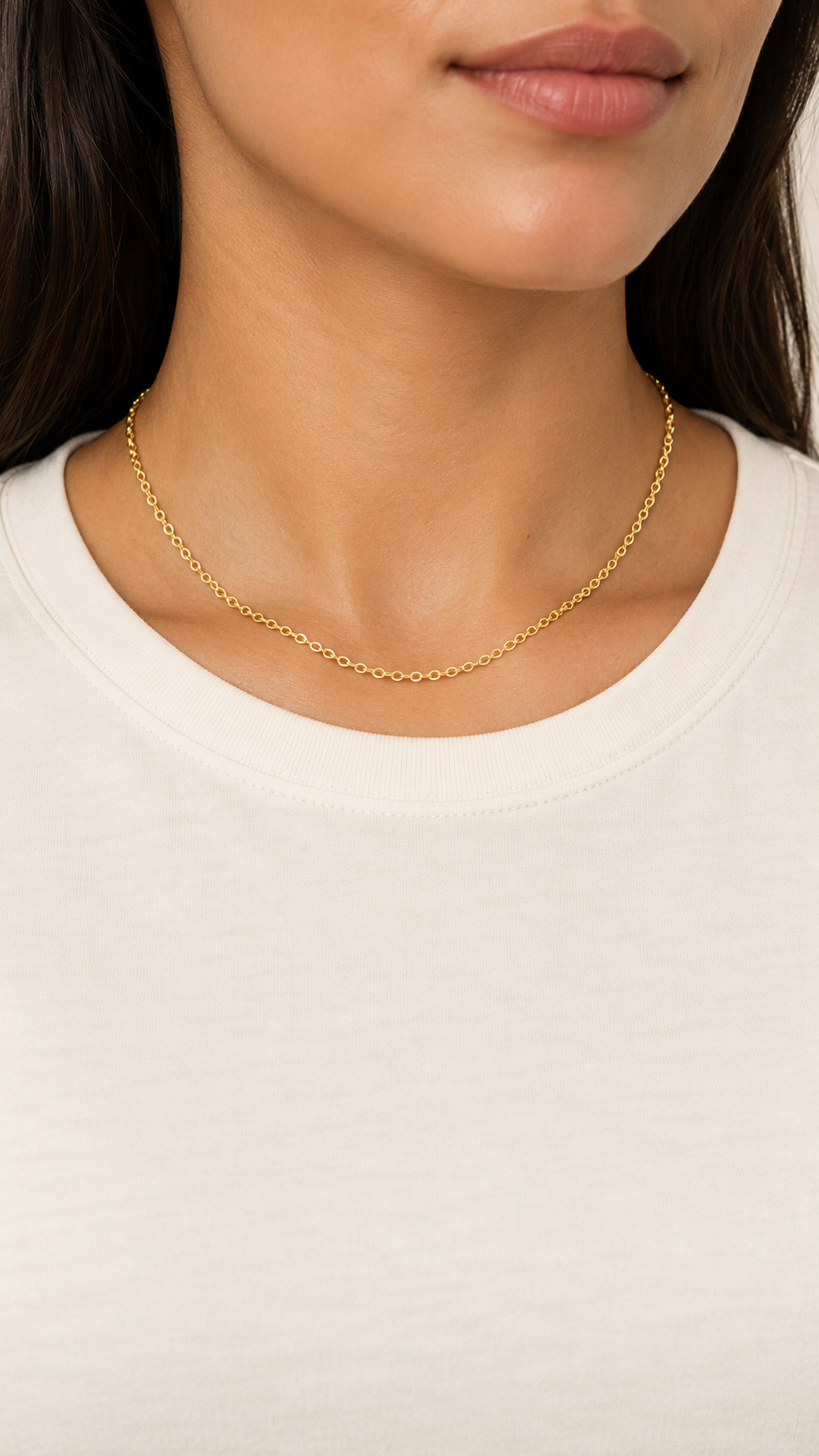 Cadena Argolla de 40 cm y 1 mm en oro laminado 18K, puesta en modelo