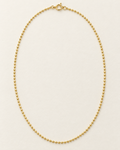Vista completa ilustrativa de la cadena Balín diamantado de 45 cm y 0,8 mm en oro laminado 18K