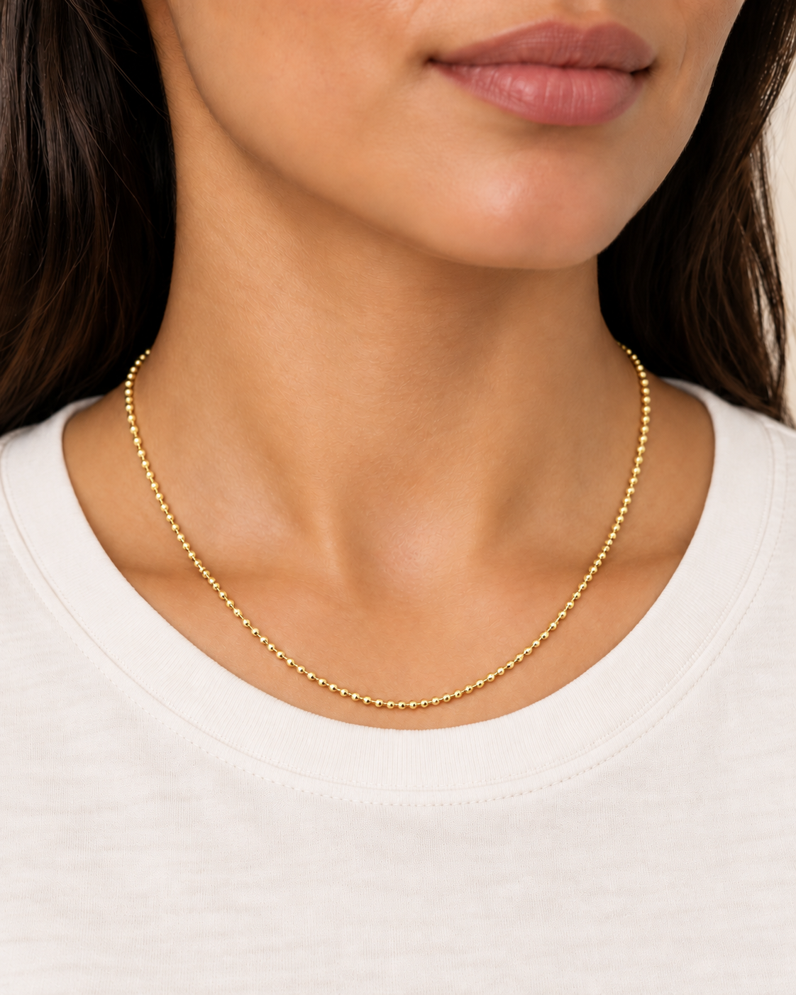 Cadena Balín diamantado de 45 cm y 0,8 mm en oro laminado 18K, sobre modelo