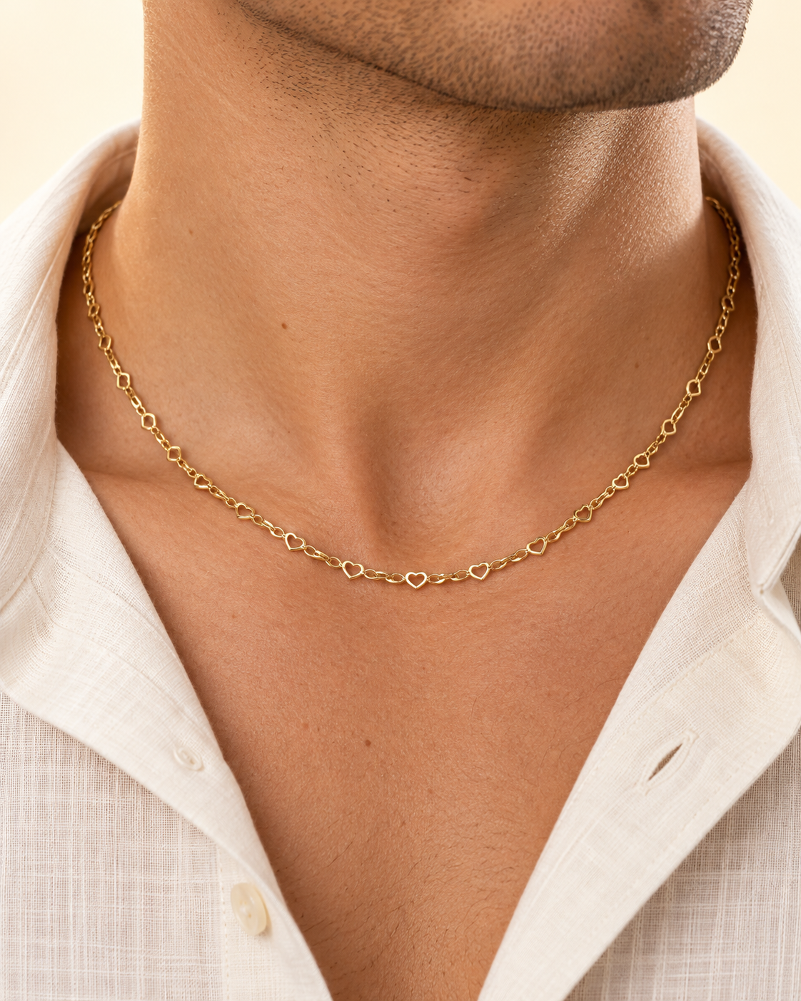Vista sobre modelo ilustrativa de cadena Corazón de 45 cm y 1.5 mm en oro laminado 18K