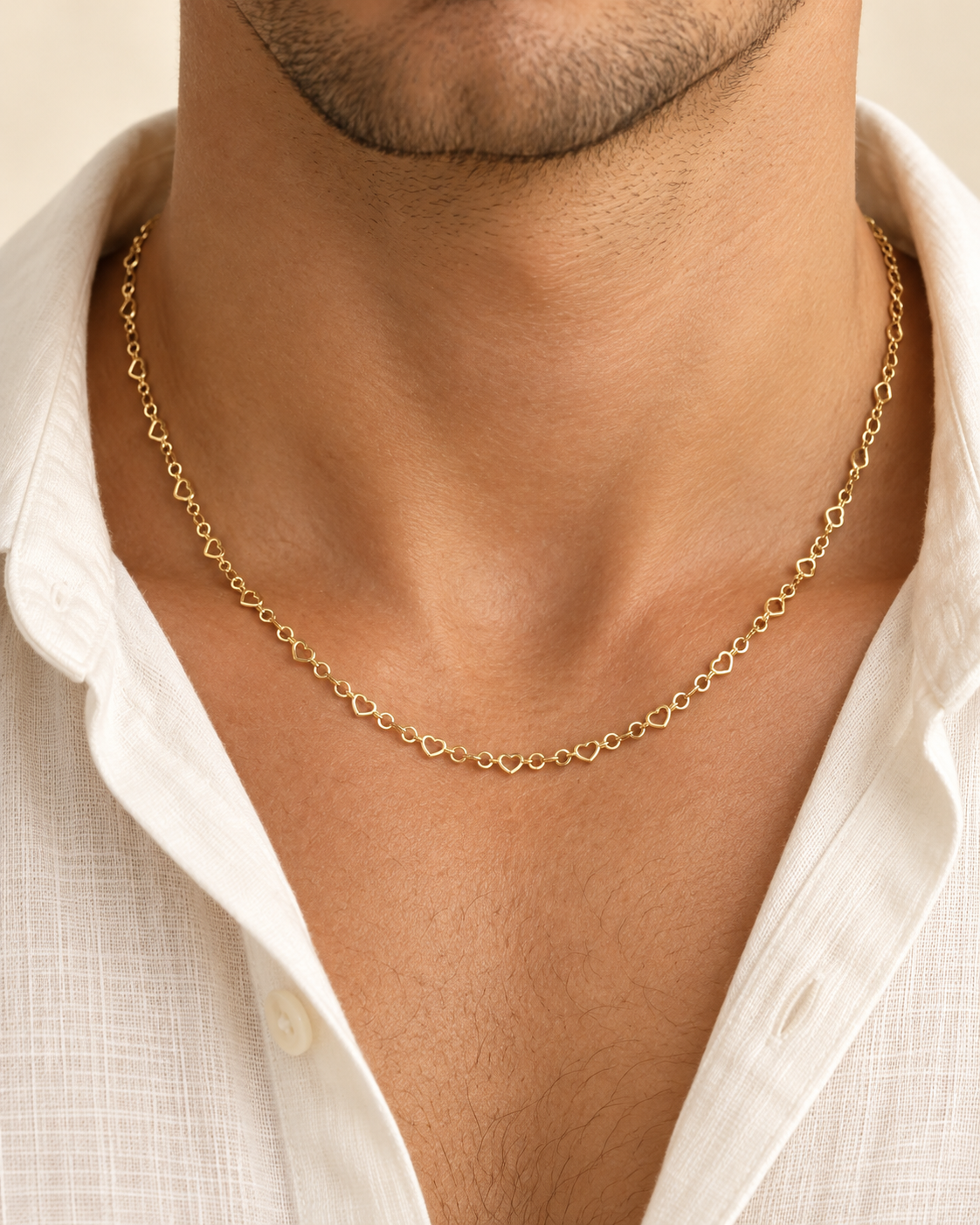Vista sobre modelo ilustrativa de cadena Corazón de 45 cm y 2 mm en oro laminado 18K