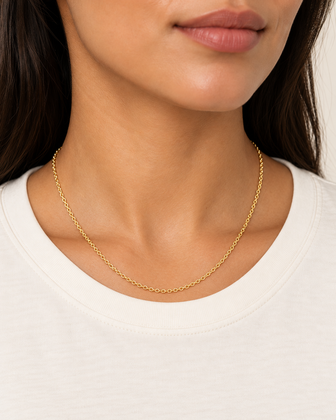 Cadena Belcher de 45 cm y 0.8 mm en oro laminado 18K, sobre modelo