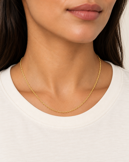 Cadena Belcher de 45 cm y 0.8 mm en oro laminado 18K, sobre modelo