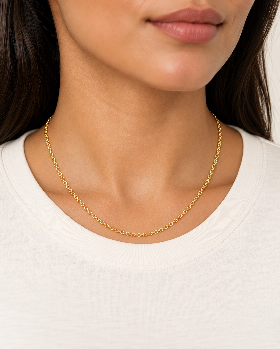 Cadena Belcher de 45 cm y 1.5 mm en oro laminado 18K, sobre modelo