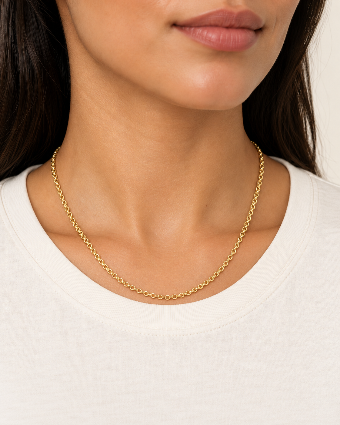 Cadena Belcher de 45 cm y 2 mm en oro laminado 18K, sobre modelo