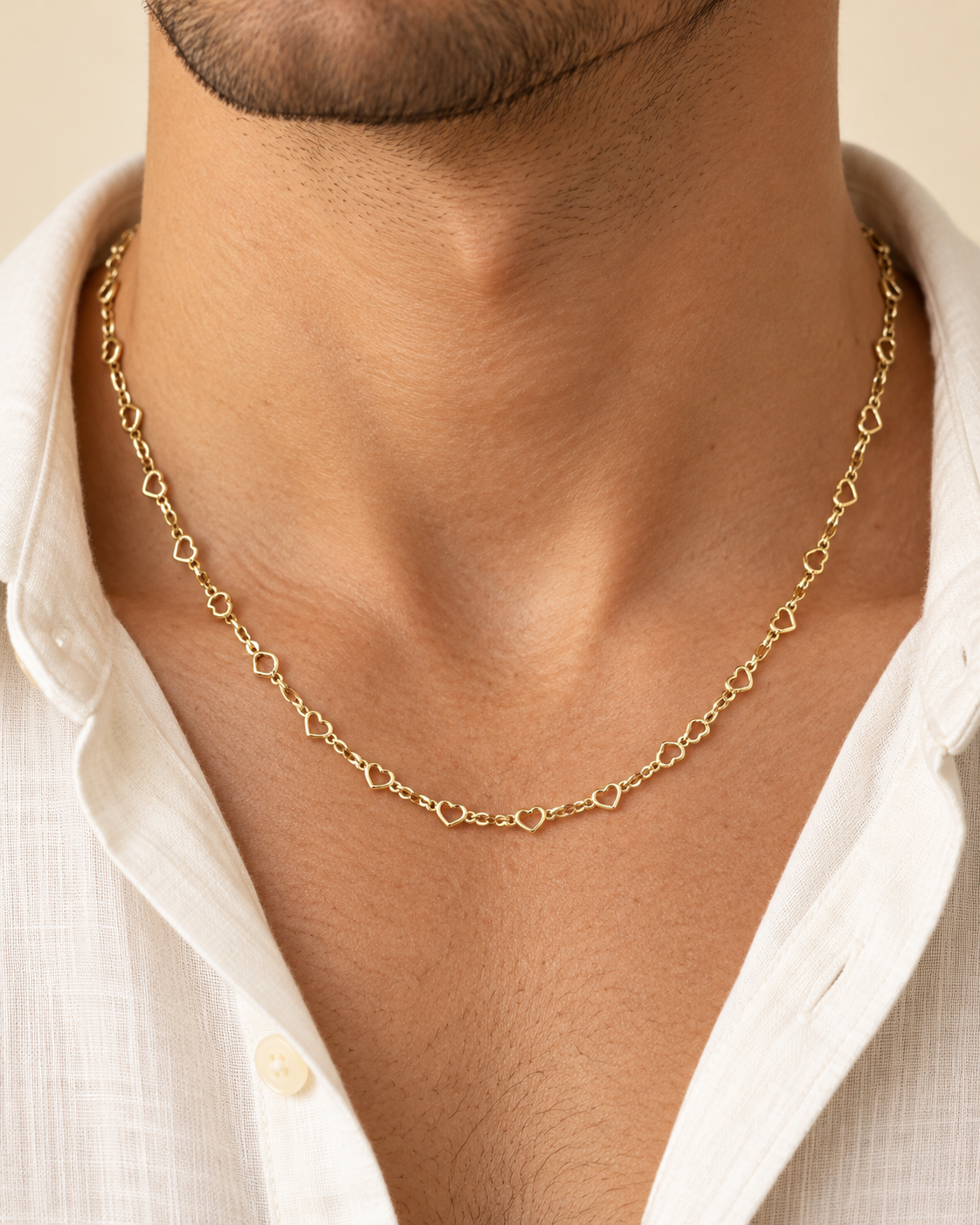 Vista sobre modelo ilustrativa de cadena Corazón de 50 cm y 3 mm en oro laminado 18K