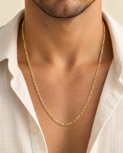 Vista sobre modelo ilustrativa de cadena Fígaro de 60 cm y 1.8 mm en oro laminado 18K