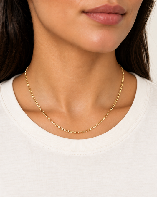 Cadena Fígaro de 45 cm y 1 mm en oro laminado 18K, sobre modelo