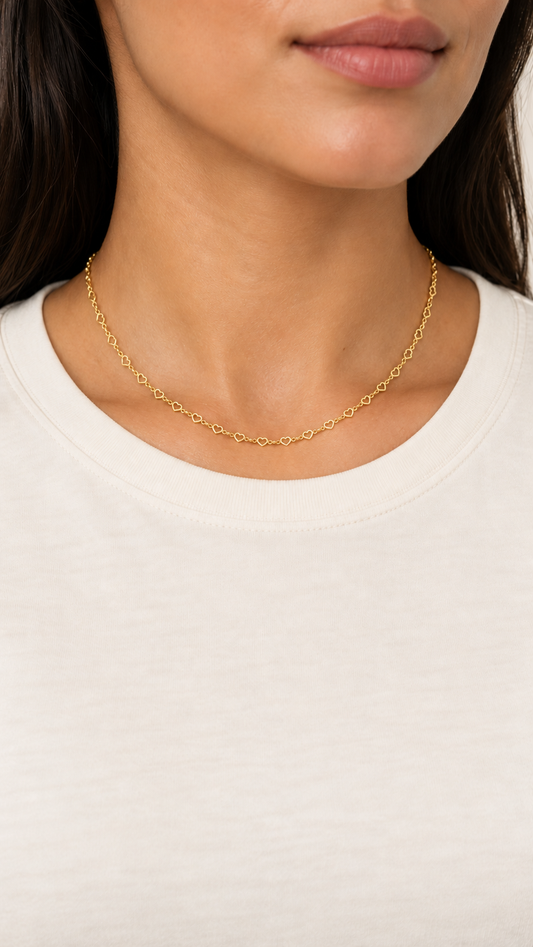 Cadena Corazón de 40 cm y 1 mm en oro laminado 18K, puesta en modelo