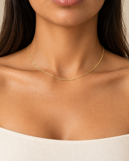 Cadena Cubana de 40 cm y 1 mm en oro laminado 18K, puesta en modelo