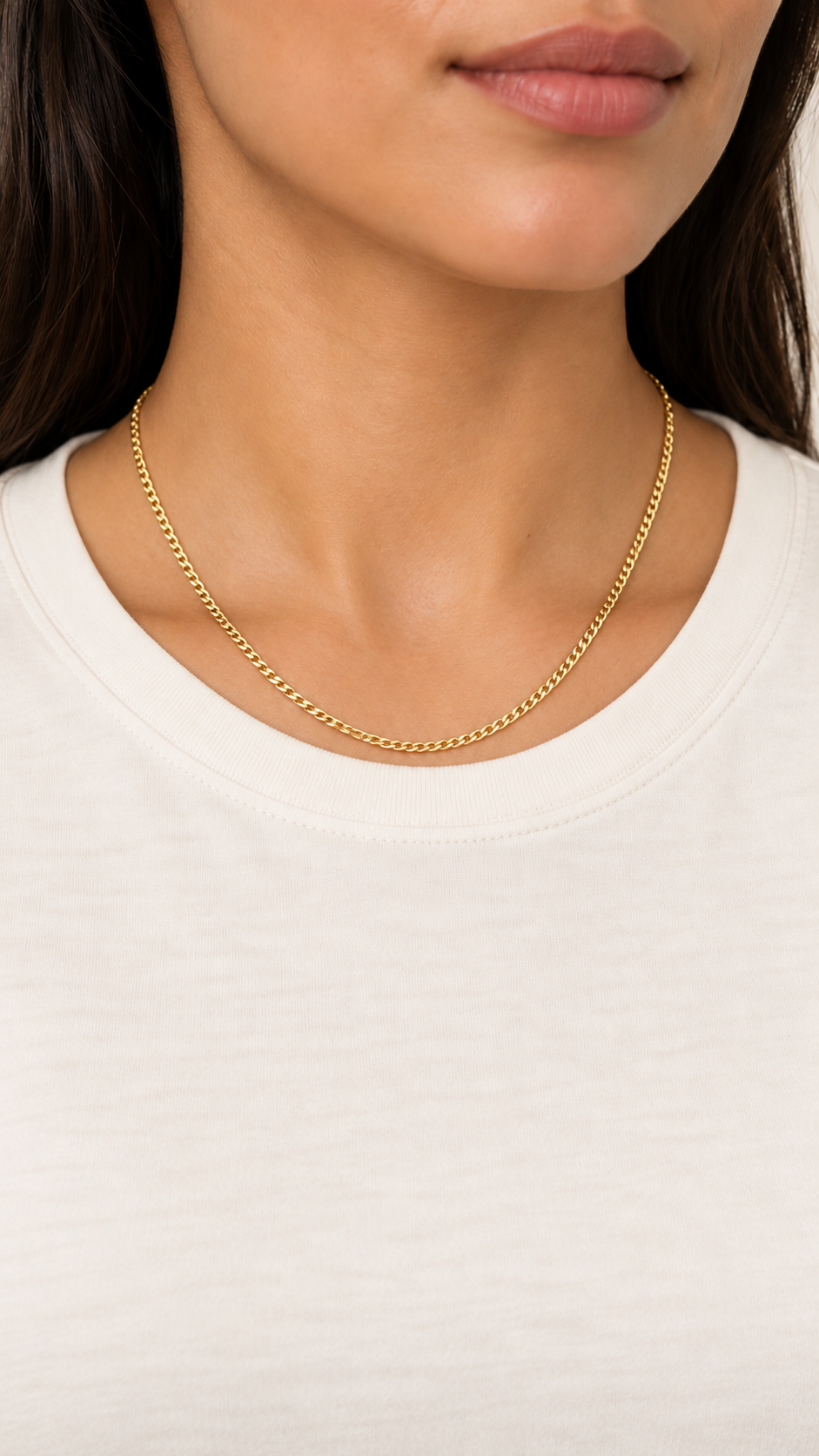 Cadena Cubana de 45 cm y 1 mm en oro laminado 18K, sobre modelo