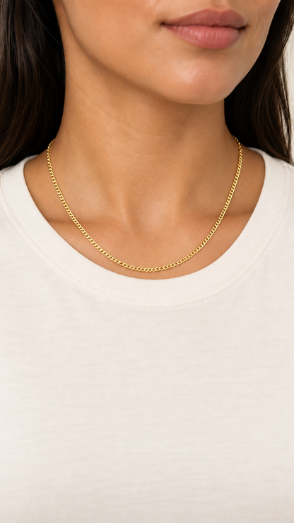 Cadena Cubana de 45 cm y 1.5 mm en oro laminado 18K, sobre modelo