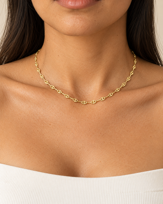 Cadena Infinito de 40 cm y 3.5 mm en oro laminado 18K sobre modelo