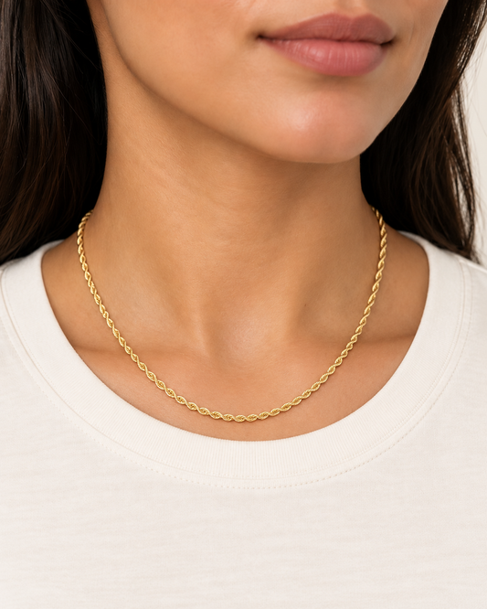 Cadena Lazo de 45 cm en oro laminado 18K, puesta en modelo