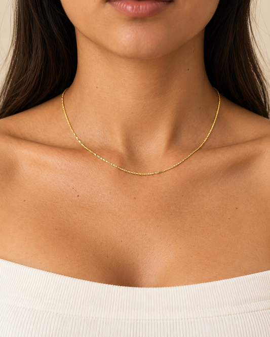 Cadena Veneciana de 40 cm y 0,8 mm en oro laminado 18K, puesta en modelo