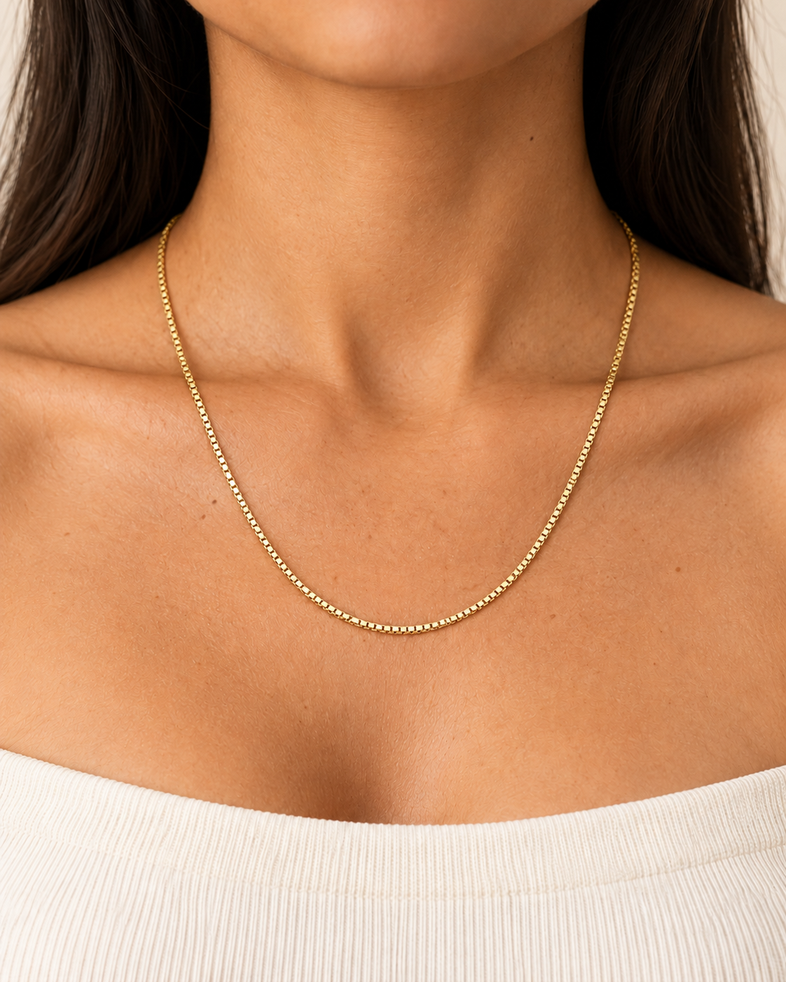 Cadena Veneciana de 45 cm en oro laminado 18K, puesta en modelo