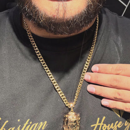 Cubana Gruesa con Dije Cristo