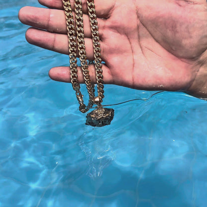 Cubana Gruesa con Dije Cristo