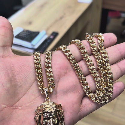 Cubana Gruesa con Dije Cristo