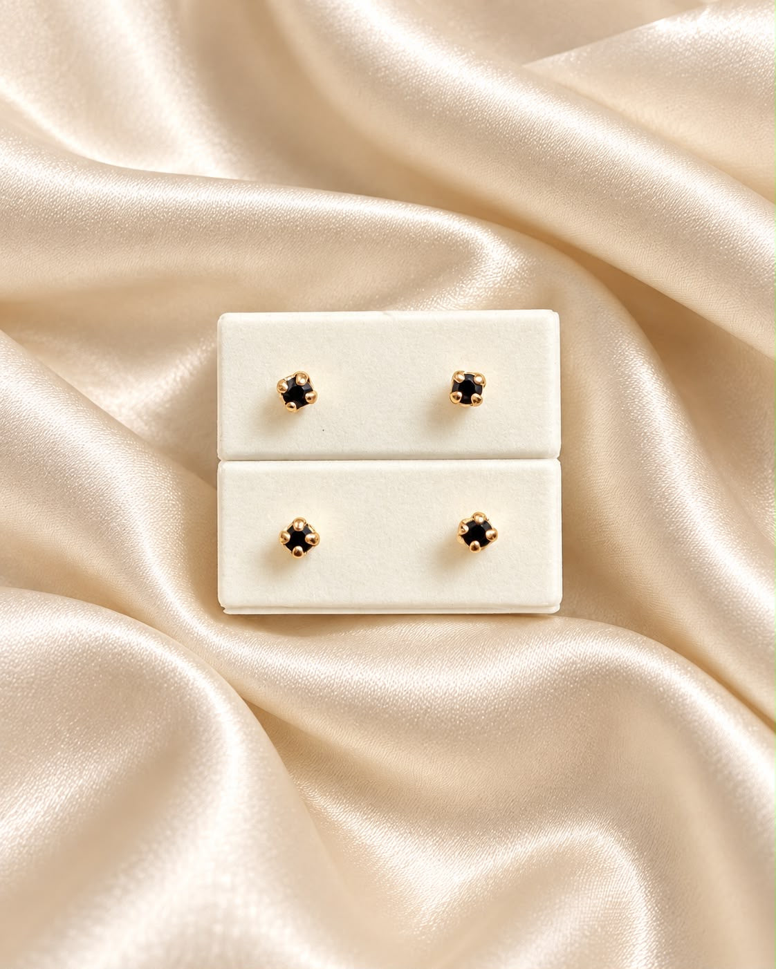 Topos de circón negro en oro laminado 18K