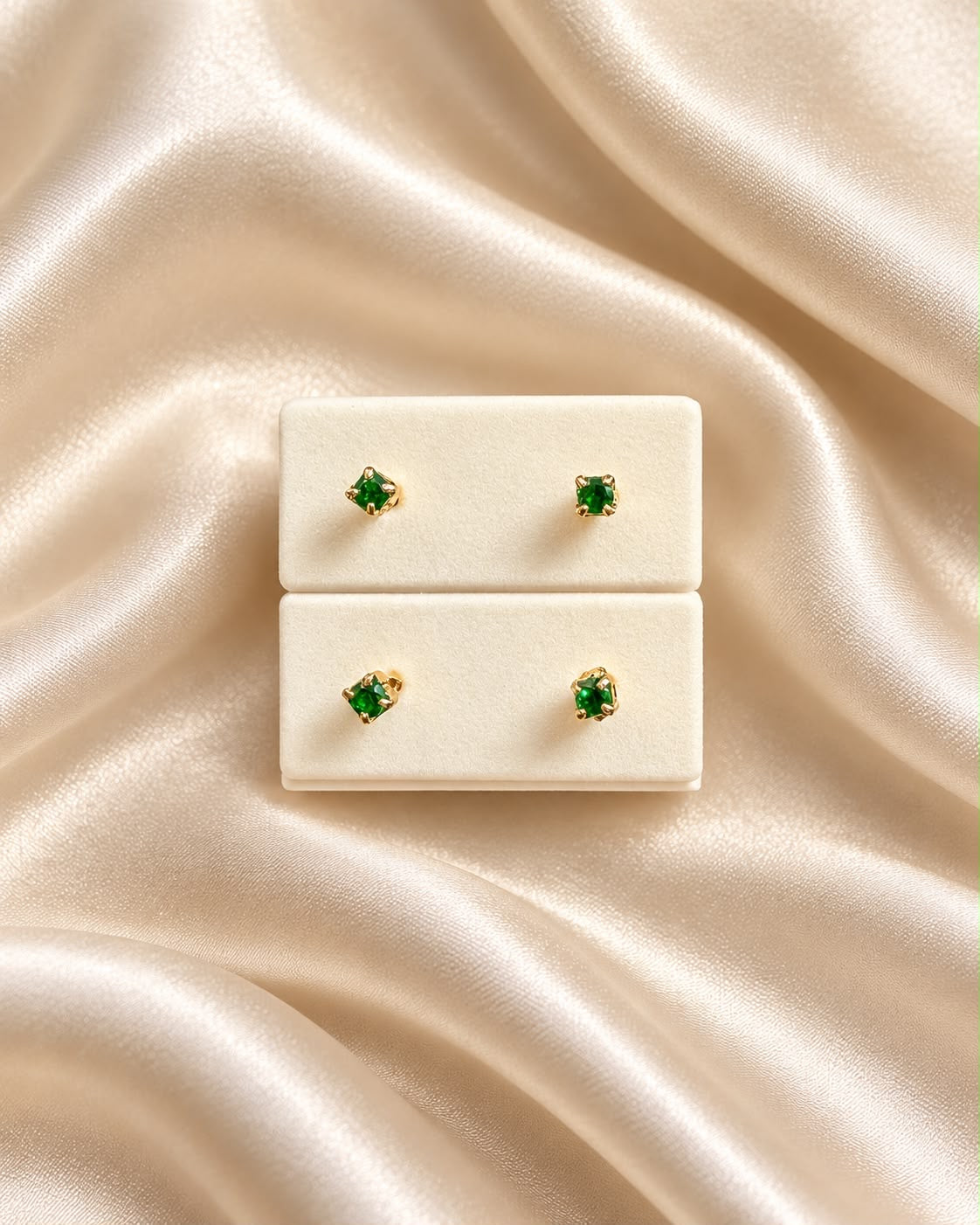 Topos de esmeralda cuadrada en oro laminado 18K