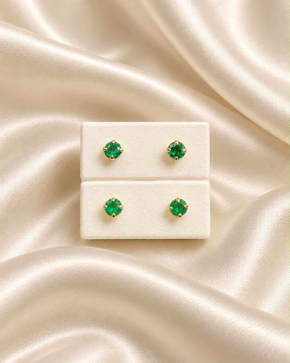 Topos de esmeralda redonda de cuatro garras en oro laminado 18K