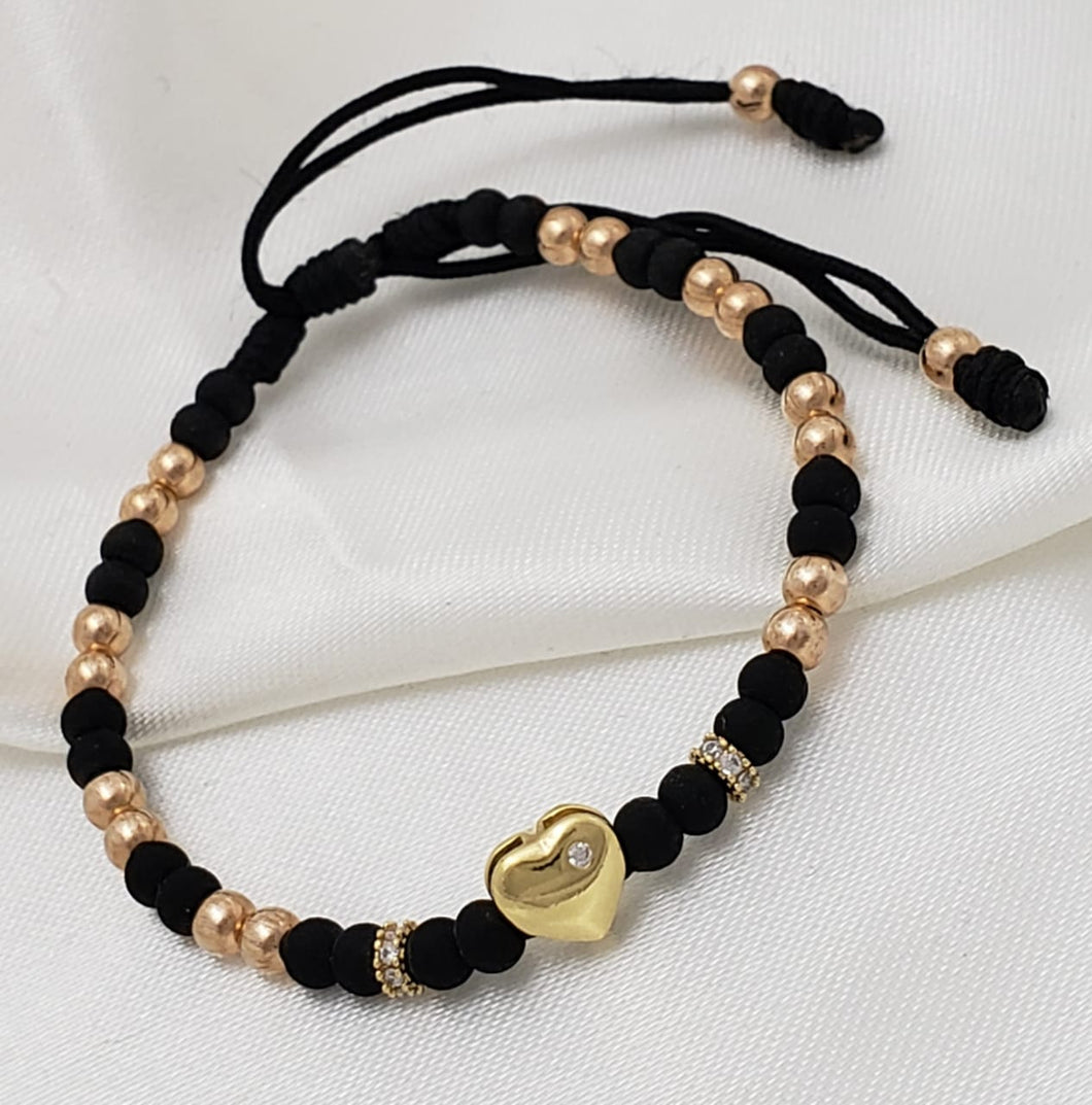 Brazalete con herraje de corazón y mini rondel elaborada toda en 4 mm
