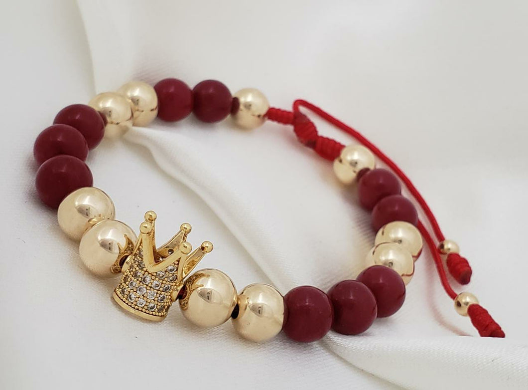 Brazalete con herraje de corona y cuarzo rojo balin 8 mm