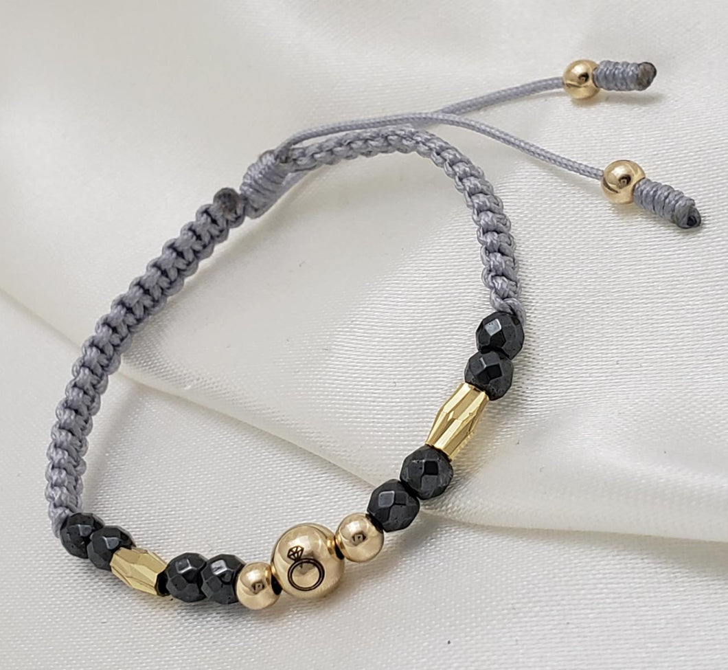 Brazalete  gris con dije marcado de anillo, elaborada con Balin 4 mm