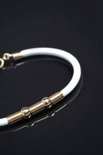 Load image into Gallery viewer, PULSERA ESPECIAL CAUCHO NEOPRENO BOLA 6M Y ENTORCHES TONO DORADO
